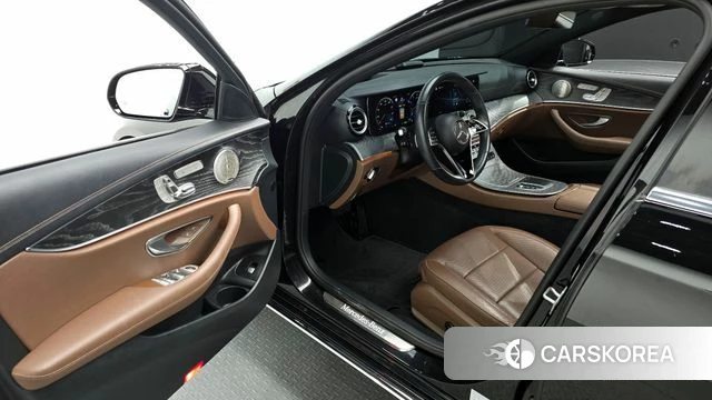 Mercedes-Benz E-Class W213 2023 Черный из Кореи, фото 2