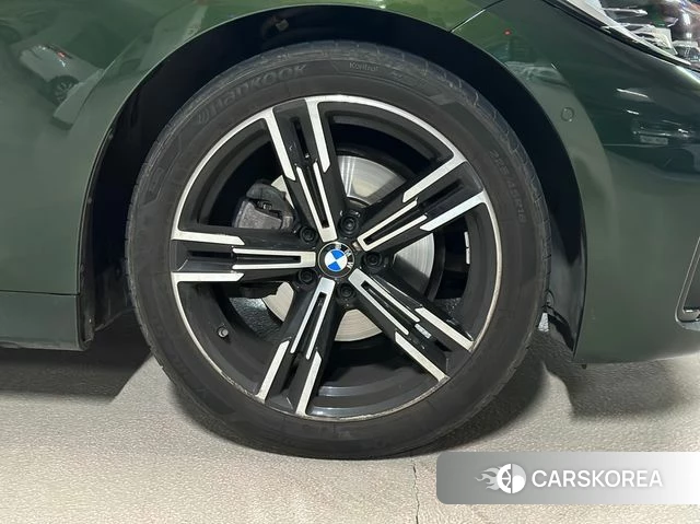 BMW 4 Series (G22) 2022 Темно-зеленый из Кореи, фото 2