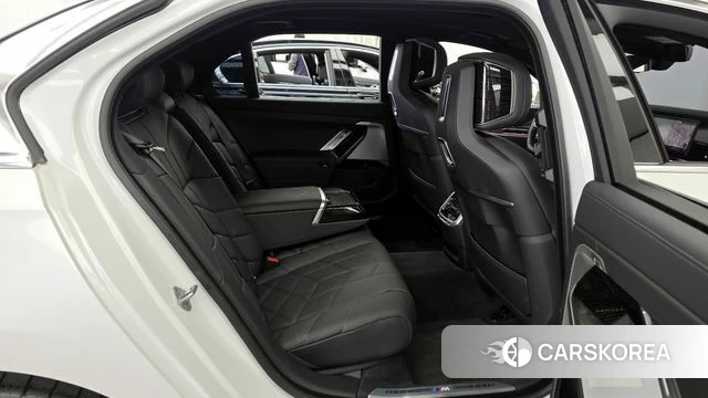 BMW 7 Series (G70) 2025 Белый из Кореи, фото 2