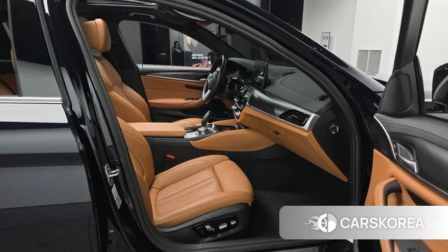 BMW 5 Series (G30) 2023 Черный из Кореи, фото 2