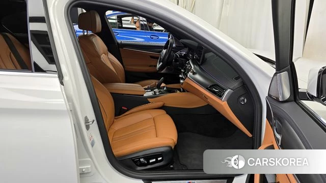 BMW 5 Series (G30) 2022 Белый из Кореи, фото 2