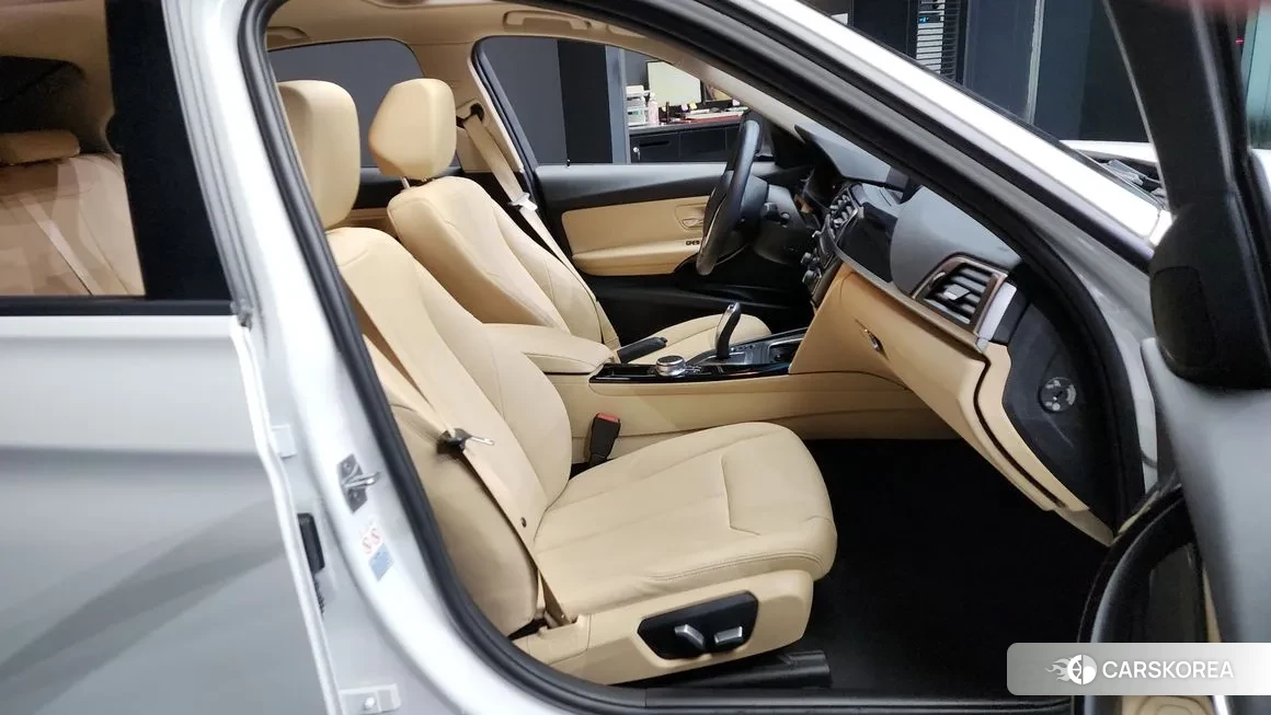 BMW 3 Series (F30) 2018 Белый из Кореи, фото 2