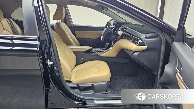 Toyota Camry (XV70) 2020 Черный из Кореи, фото 2