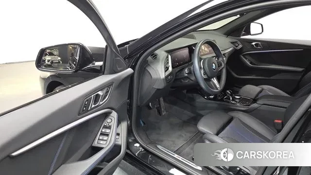 BMW 1 Series (F40) 2023 Черный из Кореи, фото 2