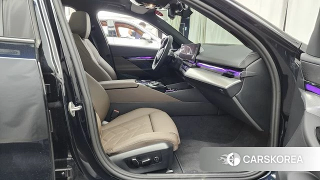 BMW 5 Series (G60) 2026 Черный из Кореи, фото 2