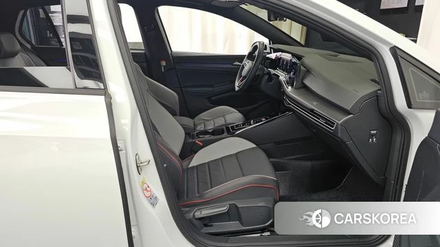 Volkswagen Golf 8th Generation 2024 Белый из Кореи, фото 2