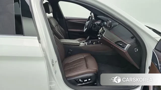 BMW 5 Series (G30) 2019 Белый из Кореи, фото 2