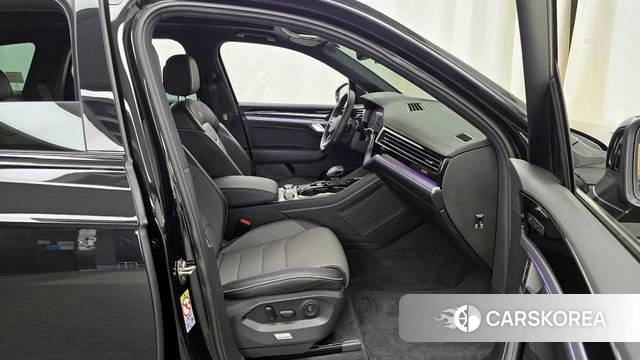 Volkswagen Touareg 3rd generation 2023 Черный из Кореи, фото 2