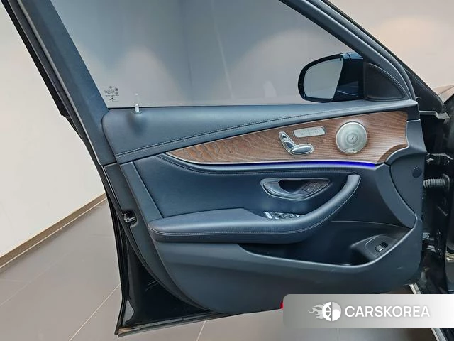 Mercedes-Benz E-class 2022 Черный из Китая, фото 2