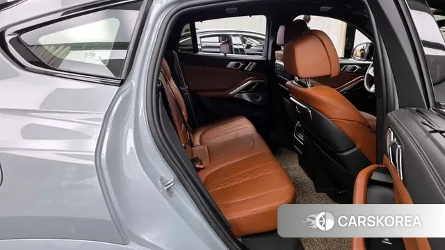 BMW X6 (G06) 2023 Светло-серебряный цвет из Кореи, фото 2