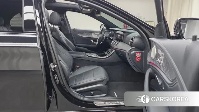 Mercedes-Benz E-Class W213 2023 Черный из Кореи, фото 2