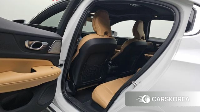Volvo S60 3rd generation 2024 Белый из Кореи, фото 2