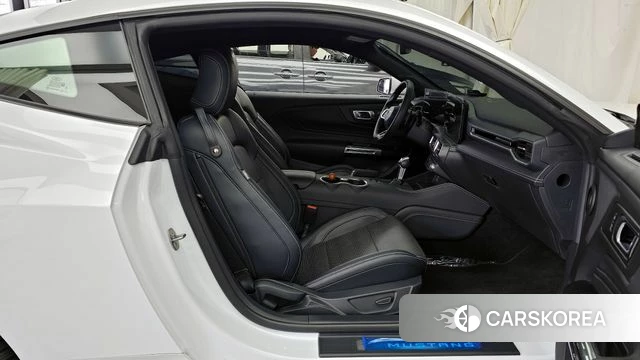 Ford Mustang 7th Generation 2024 Белый из Кореи, фото 2