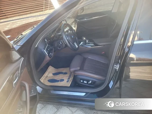 BMW 5 Series (G30) 2018 Черный из Кореи, фото 2