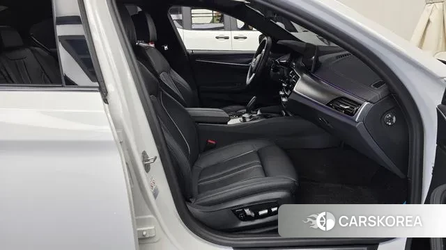 BMW 5 Series (G30) 2022 Белый из Кореи, фото 2