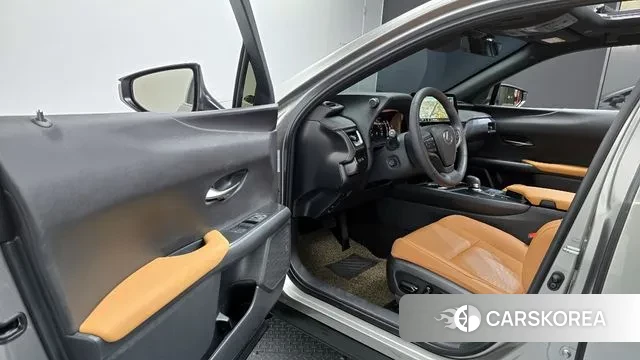 Lexus UX300h 2024 Серебристо-серый из Кореи, фото 2