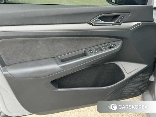 Volkswagen Golf 8th Generation 2025 Серебристо-серый из Кореи, фото 2
