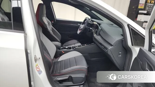 Volkswagen Golf 8th Generation 2023 Белый из Кореи, фото 2