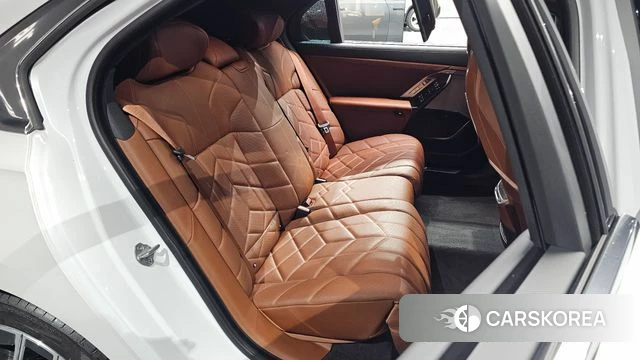 BMW 7 Series (G70) 2023 Белый из Кореи, фото 2