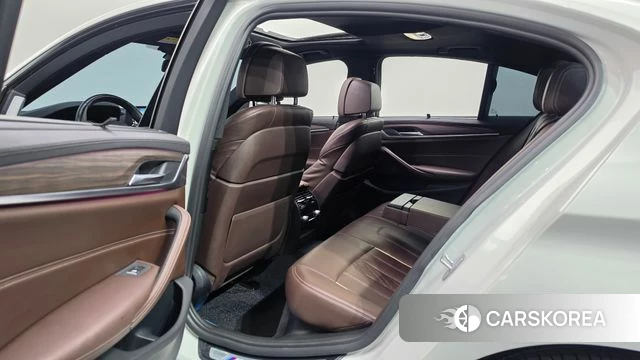 BMW 5 Series (G30) 2018 Белый из Кореи, фото 2