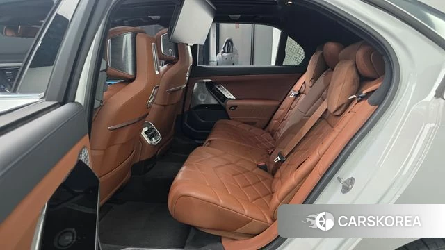 BMW 7 Series (G70) 2023 Белый из Кореи, фото 2