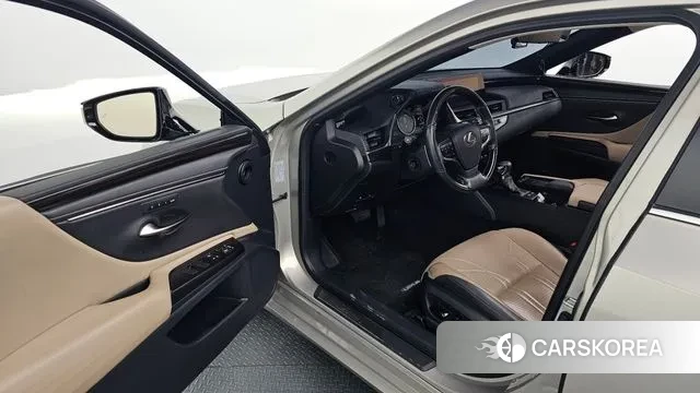 Lexus ES300h 7th generation 2018 Жемчужный цвет из Кореи, фото 2