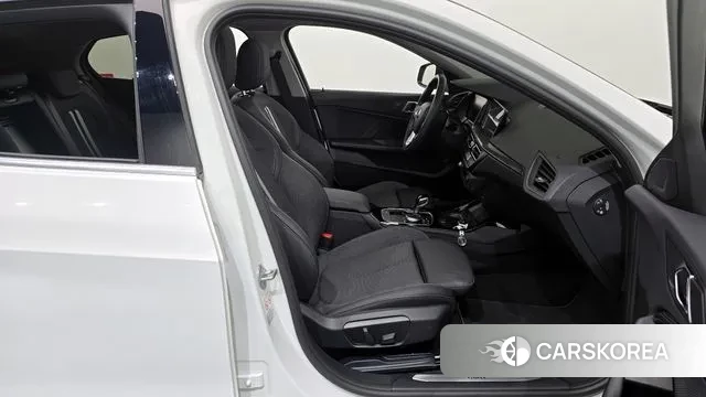 BMW 1 Series (F40) 2024 Белый из Кореи, фото 2