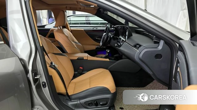 Lexus ES300h 7th generation 2022 Серебряный из Кореи, фото 2