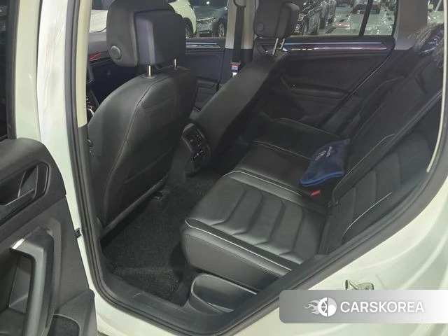 Volkswagen Tiguan second Generation 2023 Белый из Кореи, фото 2