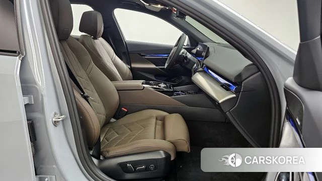 BMW 5 Series (G60) 2025 Светло-серебряный цвет из Кореи, фото 2
