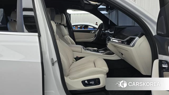 BMW X7 (G07) 2025 Белый из Кореи, фото 2