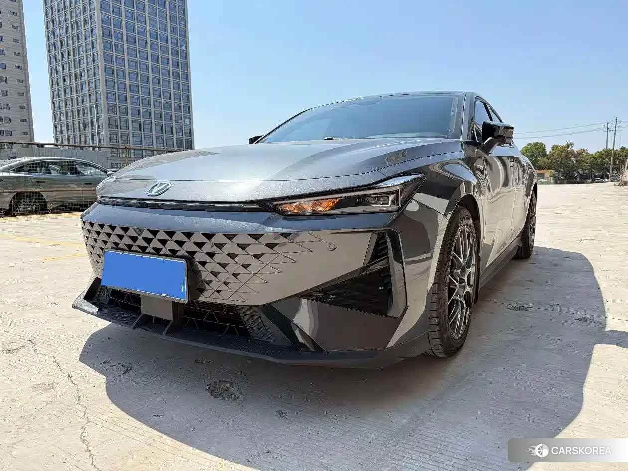 Chang'an Changan UNI-V 2024 Silver/gray из Китая, фото 2