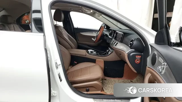 Mercedes-Benz E-Class W213 2018 Белый из Кореи, фото 2