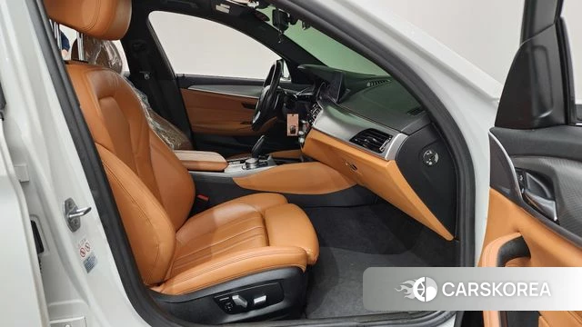 BMW 5 Series (G30) 2018 Белый из Кореи, фото 2