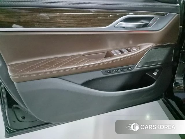 BMW 7 Series (G11) 2022 Черный из Кореи, фото 2