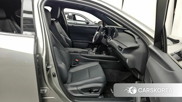 Lexus UX300h 2025 Серебряный из Кореи, фото 2