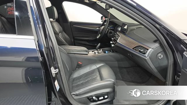 BMW 5 Series (G30) 2018 Черный из Кореи, фото 2