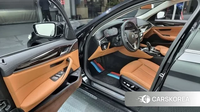 BMW 5 Series (G30) 2023 Черный из Кореи, фото 2