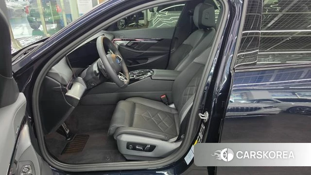 BMW 5 Series (G60) 2025 Черный из Кореи, фото 2