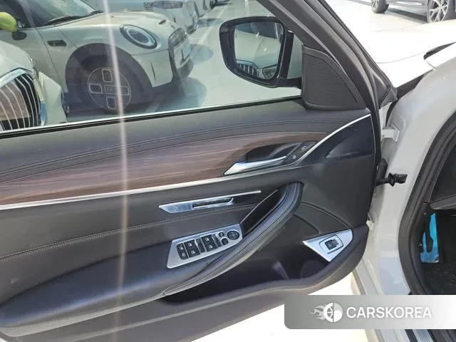 BMW 5 Series (G30) 2018 Белый из Кореи, фото 2