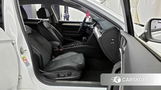 Volkswagen Passat GT (B8) 2022 Белый из Кореи, фото 2