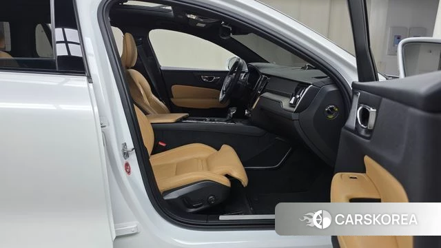 Volvo V60 Cross-Country 2nd Generation 2019 Белый из Кореи, фото 2