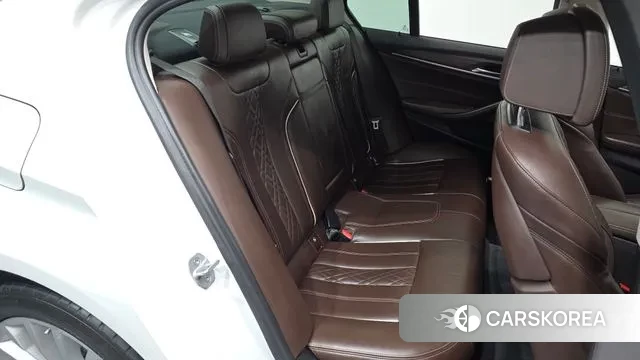 BMW 5 Series (G30) 2018 Белый из Кореи, фото 2