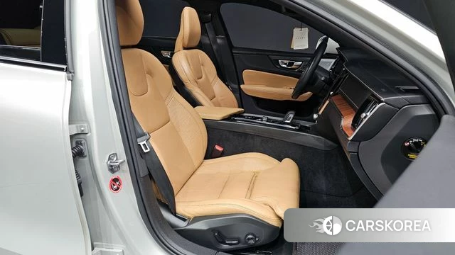 Volvo V60 Cross-Country 2nd Generation 2021 Серебряный из Кореи, фото 2