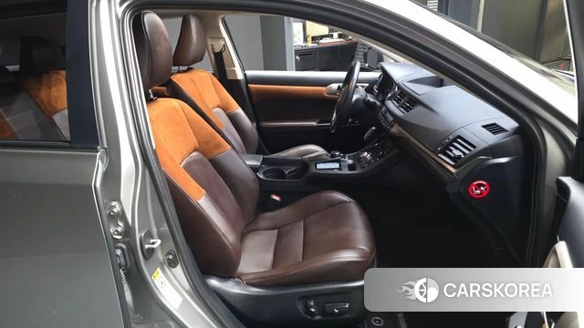 Lexus CT200h 2018 Серебряный из Кореи, фото 2