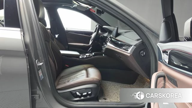 BMW 5 Series (G30) 2021 Серебристо-серый из Кореи, фото 2