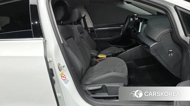 Volkswagen Golf 8th Generation 2023 Белый из Кореи, фото 2