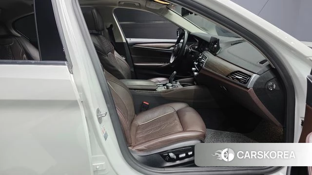 BMW 5 Series (G30) 2018 Белый из Кореи, фото 2