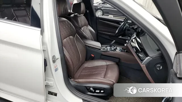 BMW 5 Series (G30) 2018 Белый из Кореи, фото 2