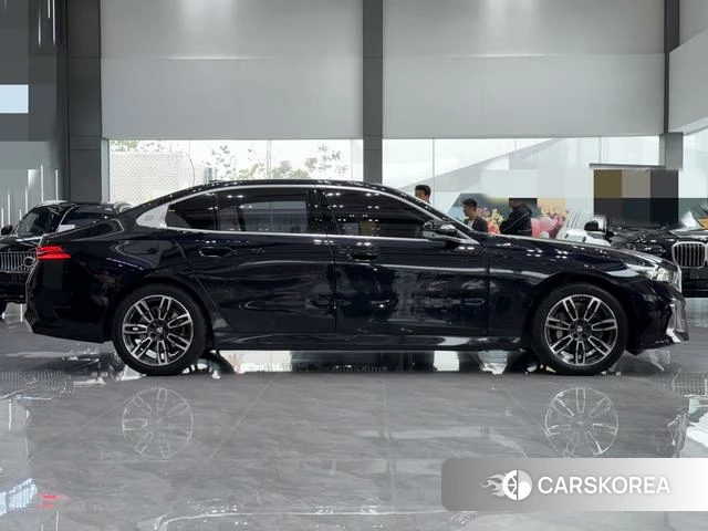 BMW 5 series 2024 Черный из Китая, фото 2